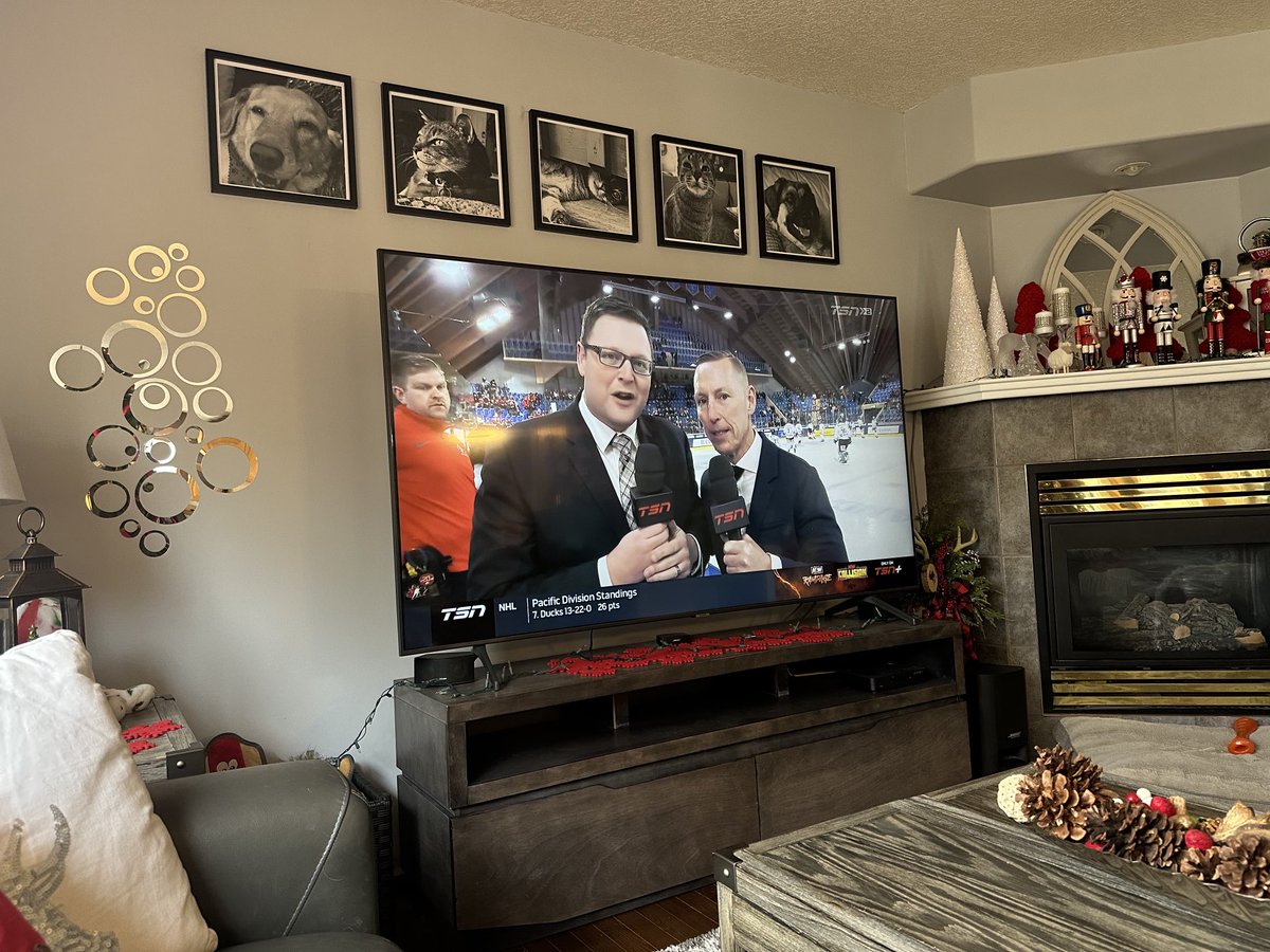 Game time with big Daddy Davos! ⁦<a href="/nielsonTSN1260/">Dustin Nielson</a>⁩ ⁦<a href="/TomGazzola/">Tom Gazzola</a>⁩  #AmNasty #Canada #FilthyBruce