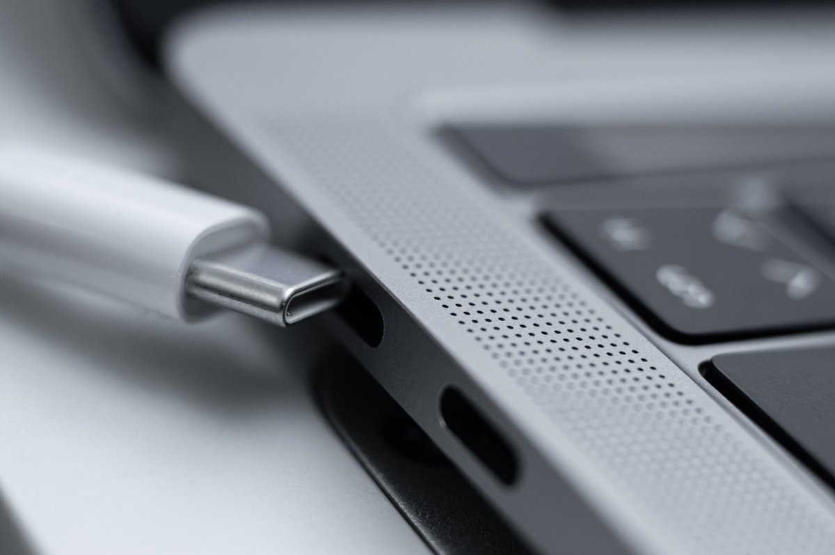 FKucherenkov's tweet photo. In Case You Missed It: From 2024, USB-C will be the common standard for electronic devices across the EU. 

Why it matters?
•  Standardized charging promotes energy efficiency.
•  Minimizes electronic waste.

For More Info👇🏻

#EUCommonCharger #USBC https://t.co/MAvKMlGgZh