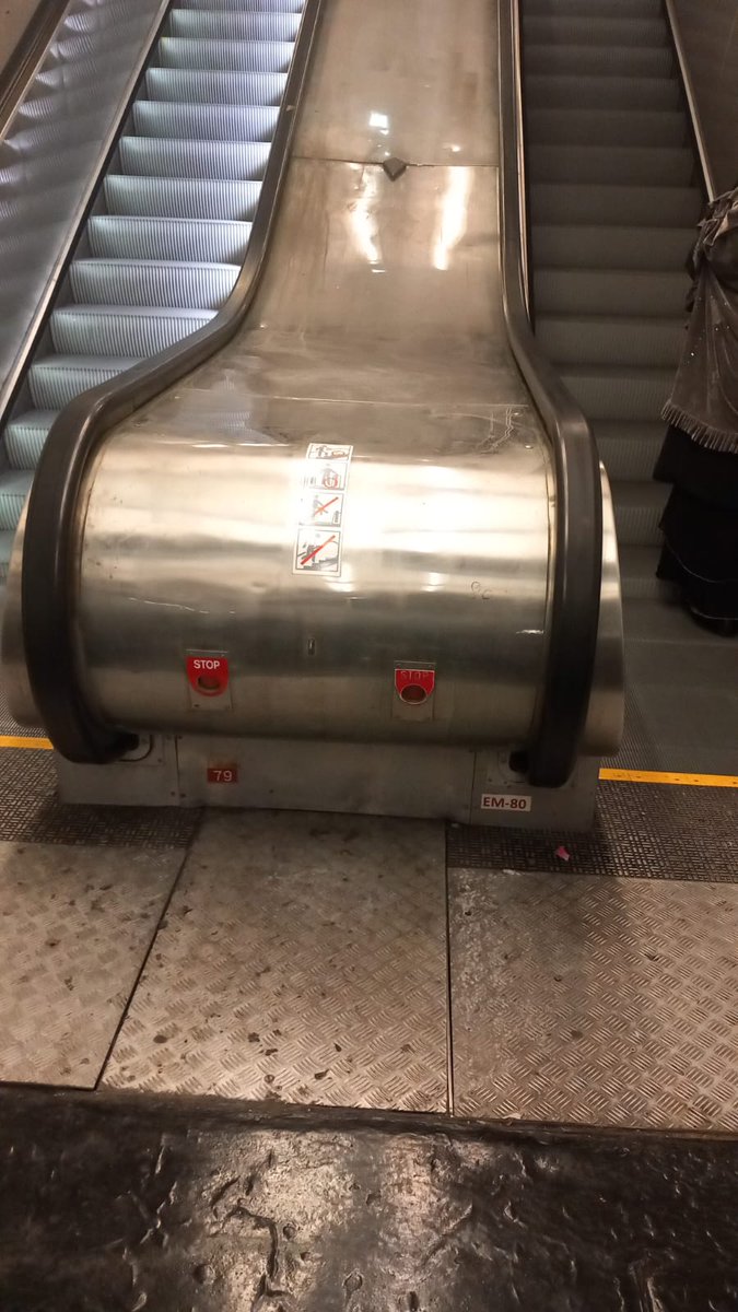 onestpret_JO's tweet photo. La gare Saint Lazare est prête pour les #JO2024... Escalators en panne, portes qui ne s'ouvrent pas... #onestpret #paris2024 https://t.co/7wBar8Lj9b