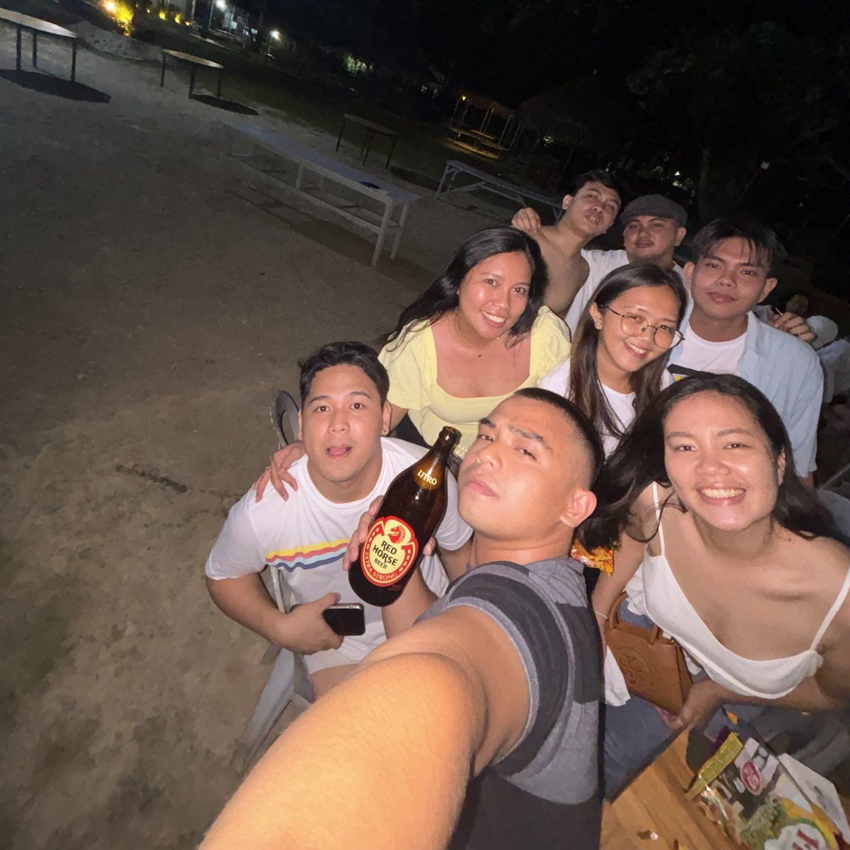 BAEyaanRAKA's tweet photo. 3AM na bahala na ang duty unya, importante gyud ang tagay ron. Happy New Year in Advance. https://t.co/VCYd8YoCah
