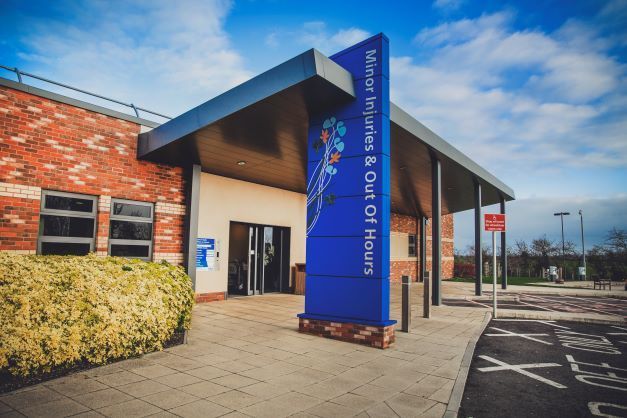 HullHospitals's tweet image. Don't forget, Urgent Treatment Centres are open 'til late tonight in Bransholme, Beverley, Goole &amp;amp; Bridlington to help with injuries such as sprains, burns &amp;amp; cuts that need stitching. Unsure if they can help? Dial 111 for advice or 111.nhs.uk for online medical help.