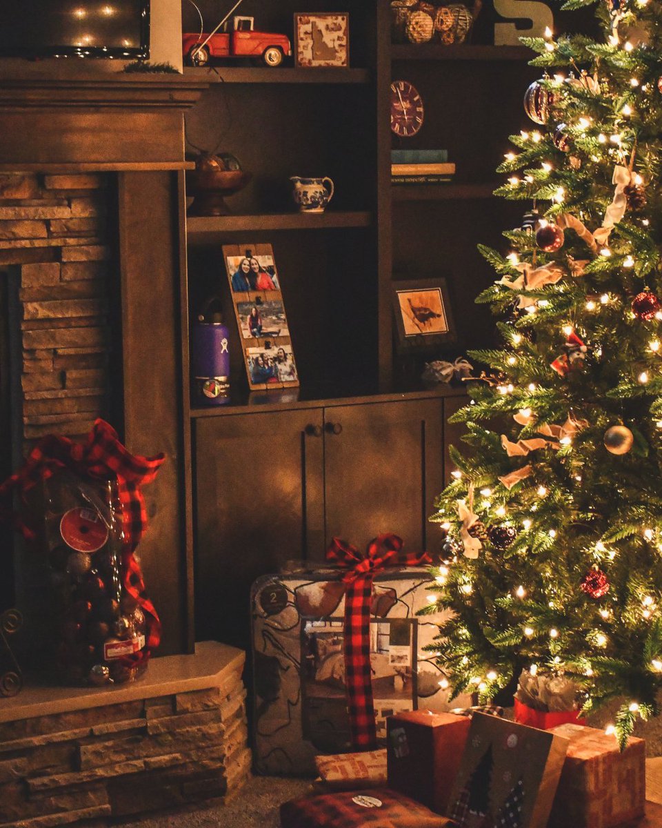 As we unwind from the holiday festivities, we'd like to know - did you recieve upon any unforgettable gifts from small businesses this Christmas? 🌈🎄 

#christmas #christmas2023 #xmas #business #independentbusiness #shoplocal #festive #goldenquarter #christmasshopping #gifts