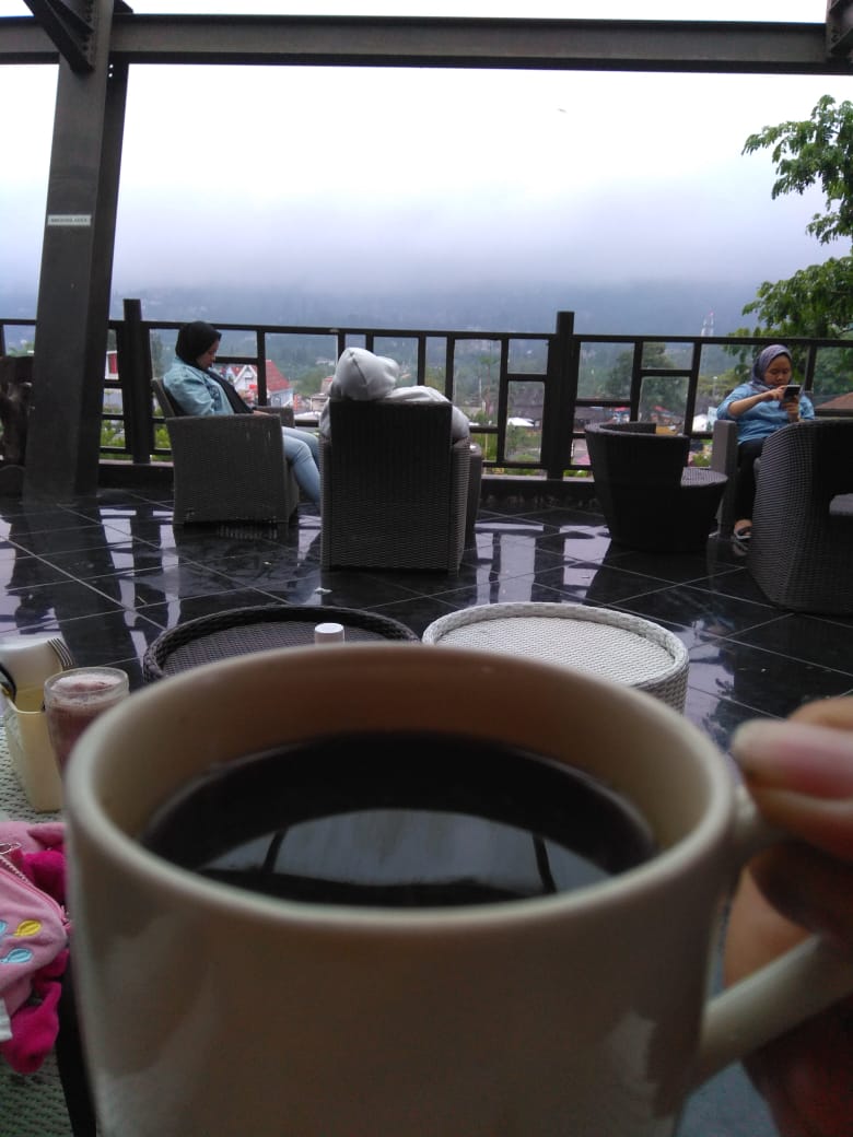 verdynandh's tweet photo. Throwback our end year holiday memories in @Palace_Cipanas in 2020 it was wonderful joy to stay at great hotel, total 3 days 2 nights. We stroll around at Puncak to find some hang out place, the weather is very challenging, rain happening all days and fog down covering out sight. https://t.co/41ZL0HcNnd