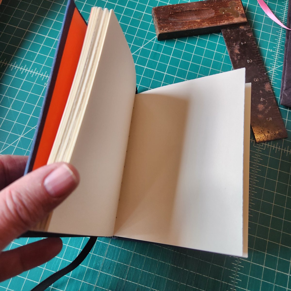 Another casebound #catchpennybooks sketchbook, which I'm happier with than the last one I made. Might gift it. Bookcloth was bought at #theresourceexchage. #ammaking #ambookbinding #bookarts