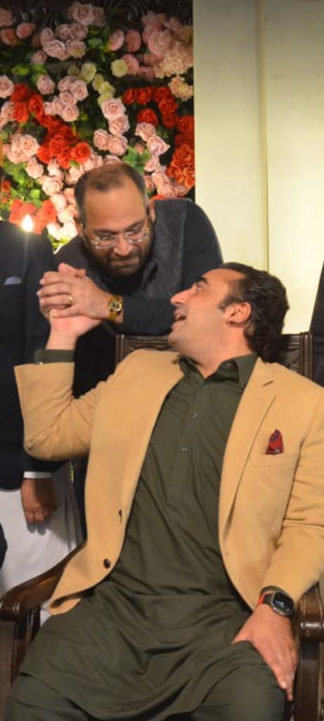 AbdulBasit880's tweet photo. پاکستان پیپلز پارٹی کے چیئرمین جناب بلاول بھٹو زرداری صاحب کو سلام پیش کرتے ہوئے وائیس چیئرمین ایمپائر ٹائون میر ماجد علی بروھی صاحب 
#SonOfSoilBilawalBhuttoZardari @BBhuttoZardari https://t.co/Eea5xRAq5u