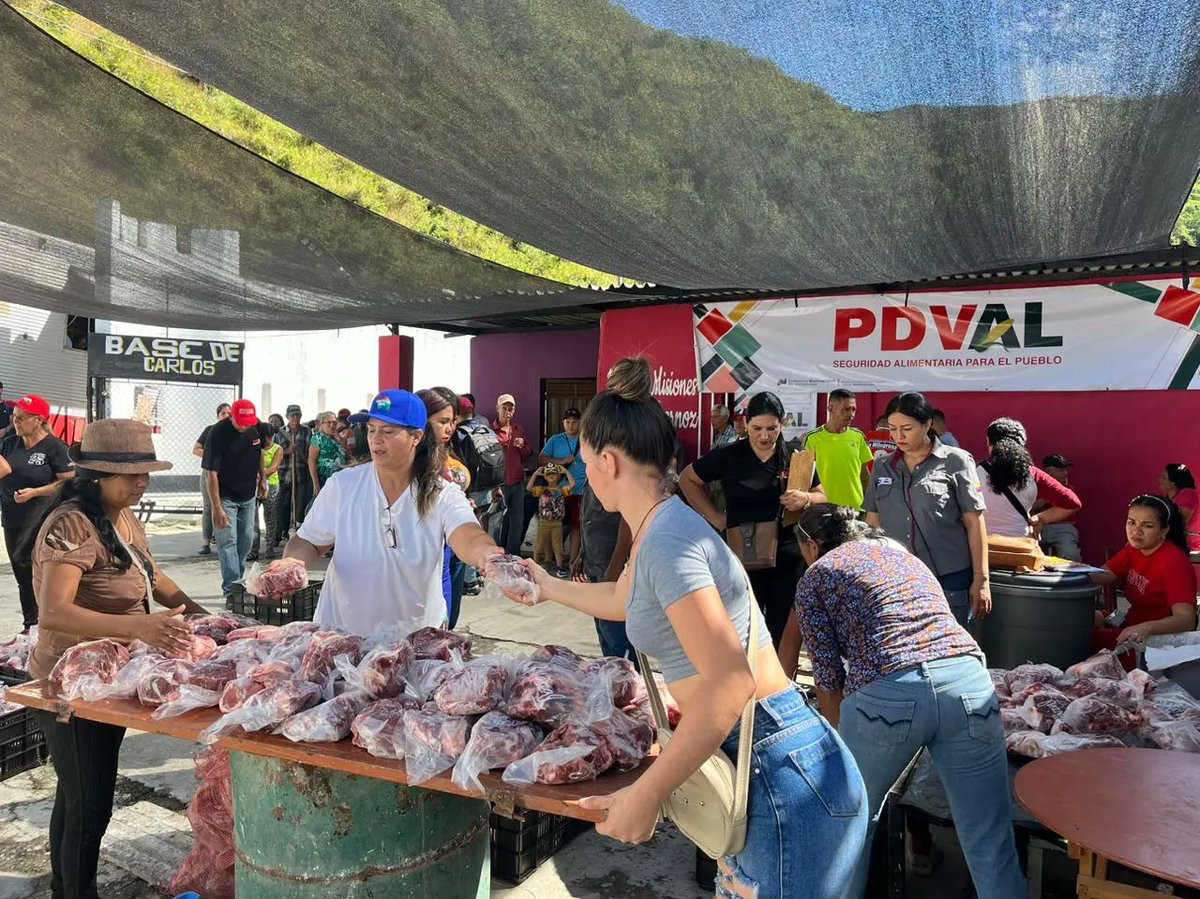 R2Patriotex's tweet photo. El Gobierno bolivariano, a través de la Feria del Campo Soberano benefició a 1244 familias de la Base de Misiones Carlos Albornoz ubicada en la parroquia Matriz de Campo Elías.
#FeriaDelCampoSoberano
#PaisDeBienestar
@NicolasMaduro
@JEHYSONGUZMAN
@MinAlimenVen
@LealTelleria https://t.co/3CR0742ZRE