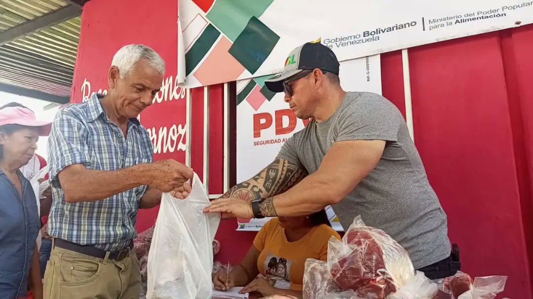 R2Patriotex's tweet photo. El Gobierno bolivariano, a través de la Feria del Campo Soberano benefició a 1244 familias de la Base de Misiones Carlos Albornoz ubicada en la parroquia Matriz de Campo Elías.
#FeriaDelCampoSoberano
#PaisDeBienestar
@NicolasMaduro
@JEHYSONGUZMAN
@MinAlimenVen
@LealTelleria https://t.co/3CR0742ZRE