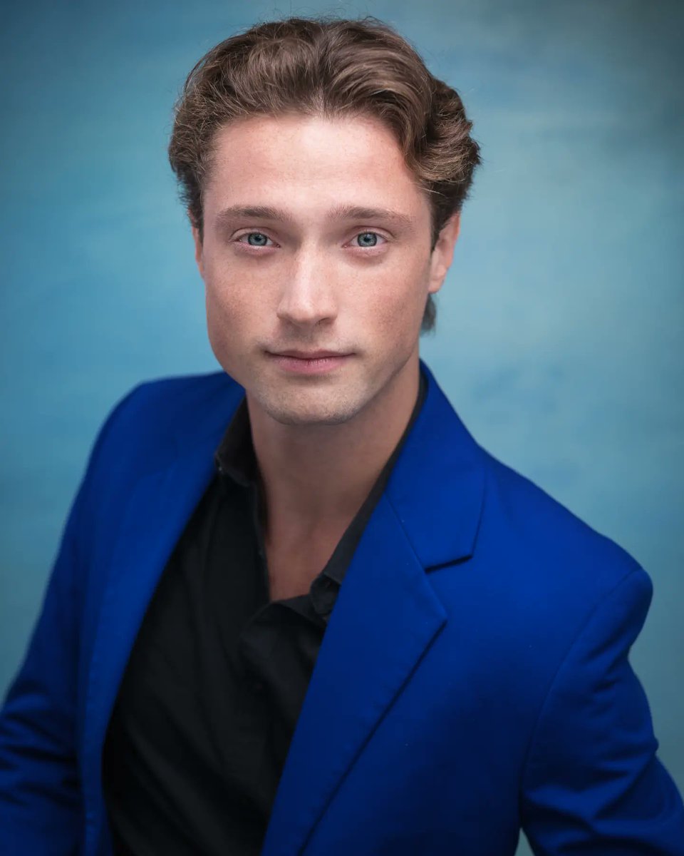 And here we are...FINALLY 😂😇 Last day of new headshots and finishing with my favorite colour...BLUE 💙💙💙
Bought this suit in Norway back on board Costa and used it for my #show on board CFC and it kind of became MY suit!
Thank you again for everything @samuelblackphotography