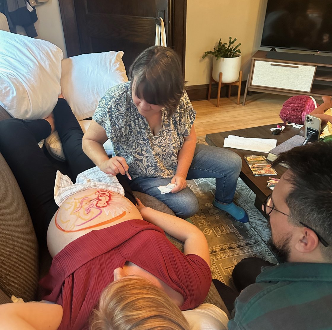 SpinningBabies's tweet photo. Belly painting with our very own Director of Operations, Julie Finelli and her partner, Gavin!

What a beautiful experience for Julie and Gavin 💕
.
#bellymapping #bellypainting #whereisbaby #connectwithbaby #pregnantlife #pregnancy #thirdtrimester https://t.co/6hsuDfIhNG