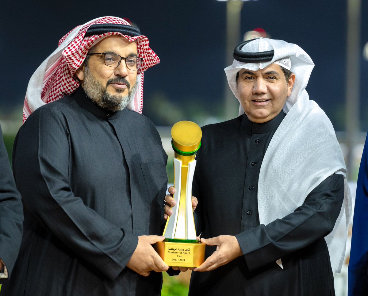 mosgovsa's tweet photo. نيابة عن سمو وزير الرياضة.. 
مساعد الوزير لشؤون الإعلام والتواصل؛ د.رجاءالله السلمي يتوج الفائز بكأس وزارة الرياضة في ميدان الملك عبدالعزيز للفروسية 🏆🐎 https://t.co/Zgw4SKon8g