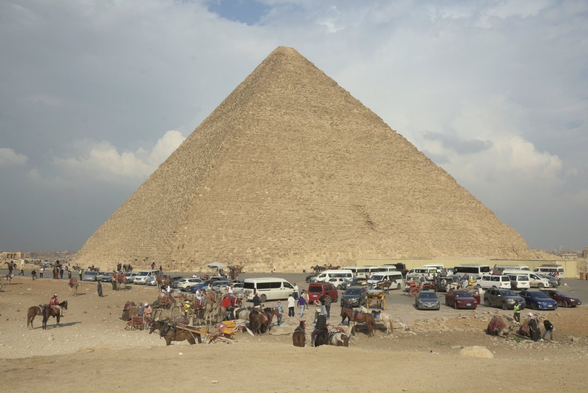pintafontes's tweet photo. As pirámides de Giza estaban alí antes que case todo, e son a derradeira marabilla da antigüidade que aínda persiste.
Estamos nós mais cerca de César e Cleopatra do que estes estaban de Khufu, Khafre e Menkaure, os tres reis que mandaron levantar estas tumbas. https://t.co/Zh0rhxGVoL