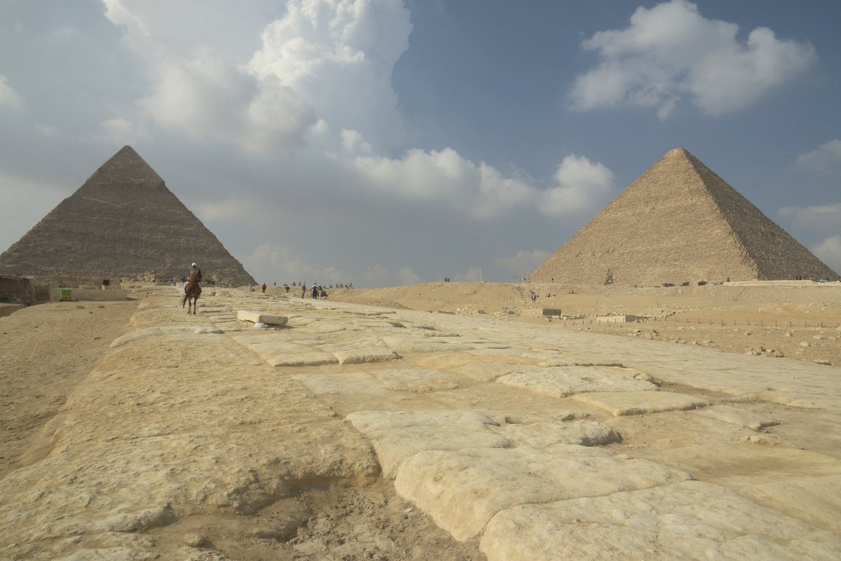 pintafontes's tweet photo. As pirámides de Giza estaban alí antes que case todo, e son a derradeira marabilla da antigüidade que aínda persiste.
Estamos nós mais cerca de César e Cleopatra do que estes estaban de Khufu, Khafre e Menkaure, os tres reis que mandaron levantar estas tumbas. https://t.co/Zh0rhxGVoL