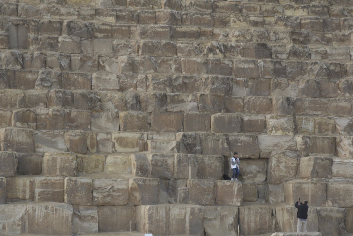 pintafontes's tweet photo. As pirámides de Giza estaban alí antes que case todo, e son a derradeira marabilla da antigüidade que aínda persiste.
Estamos nós mais cerca de César e Cleopatra do que estes estaban de Khufu, Khafre e Menkaure, os tres reis que mandaron levantar estas tumbas. https://t.co/Zh0rhxGVoL