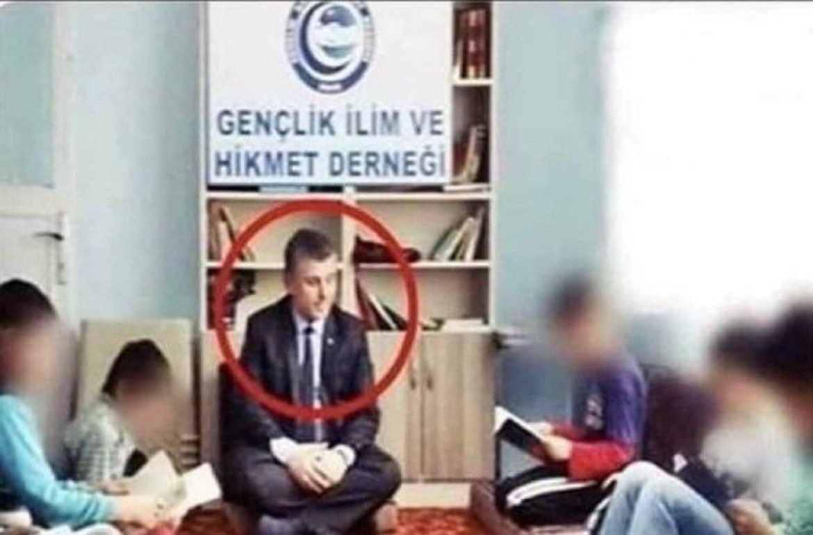 “Aleviler ve Ateistler ahlaksızdır" diyen İslami Gençlik Derneği başkanı 
Rafet Ermiş, 
kendisinden kuran dersi almaya gelen 4 erkek çocuğuna tecavüz ettiği için 24 yıl hapis cezası almış O. Çocuğu..