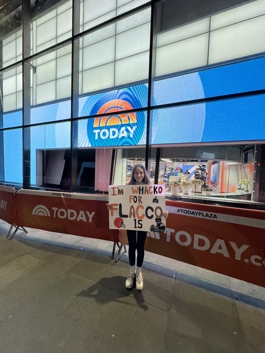 mrsamymeyer's tweet photo. Everyone loved Maggie’s sign this morning! @JoeFlacco #whackoforflacco Go Browns!! @Browns @TODAYshow https://t.co/FoF4PqIF1N