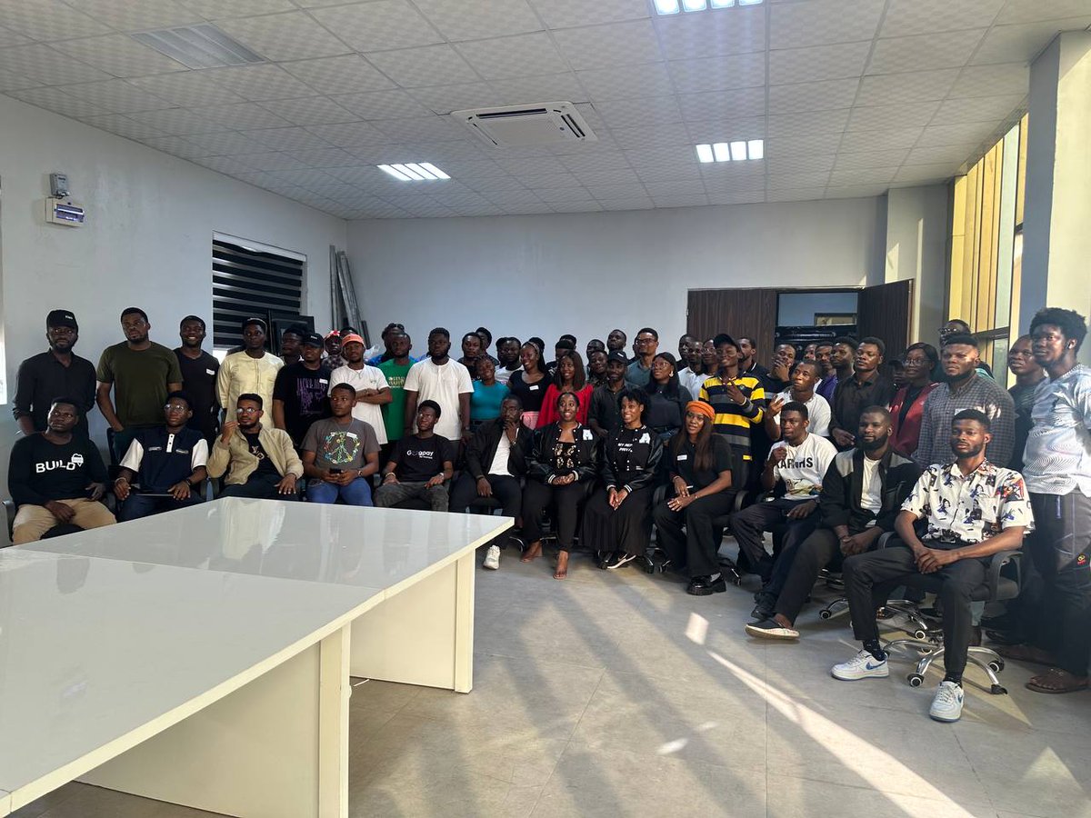 I wasn't expecting to find myself immersed in a world where code and privacy intertwined. Yet, that's precisely what the Aleo workshop delivered. It was indeed exciting.
Kudos to
@alysiatech @DrAdaku @AleoHQ for making this a reality
#aleonigeria #aleolagos #aleozkhouselagos