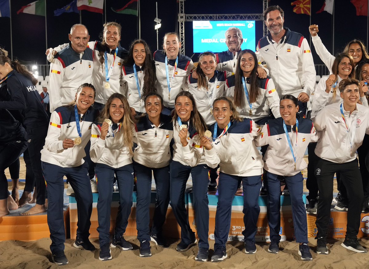 🎖️ TRIPLETE de medallas de las #GuerrerasArena🇪🇸 🥉Bronce #BHEURO 🇪🇺 🥈Plata #EuropeanGames 🥇Oro #MediterraneanGames #BalonmanoPlaya
