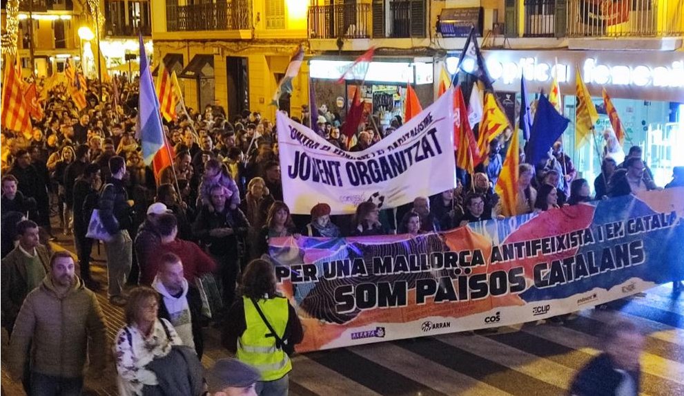 3CatInfo's tweet photo. Manifestació sobiranista a Palma per reivindicar el català i la Diada del 31 de desembre
https://t.co/YXP4fNsZQ4 https://t.co/wFXWFuTygU