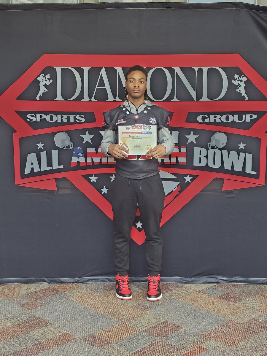 Proud to be part of the Diamond All-American Academic 3.5 GPA Team well technically it's a 3.9 #BooksOverBall #DiamondAllAmericanBowl @kerry_coach @FBCoachThompson @VTOSPORTS @D20alfonso @ArmedPHorce @RazrReflectionz