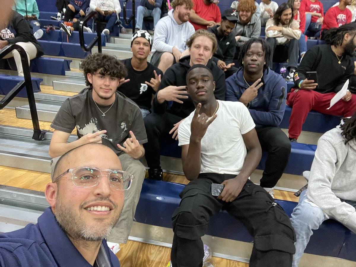 Mig_Gonz0's tweet photo. Faces in the crowd. 

First up, 🔴⚪️🔵 Alumni. These guys put @HoopsVmhs on the 🗺️as one of the elite hoops teams in the Lone Star State. Straight up hoopers and just solid people. 

@SAVeteransHS https://t.co/ToHrKo7E3T
