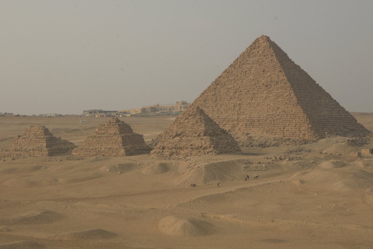 pintafontes's tweet photo. Giza é un complexo funerario no que tamén hai 7 pirámides pequenas, restos dos templos anexos ás piramides, outras tumbas de faraóns e da corte, un barco enteiro que estaba enterrado ao lado da gran pirámide ... E a esfinxe de Khafre, belísima a pesares do paso do tempo. https://t.co/5toUYNxqeg