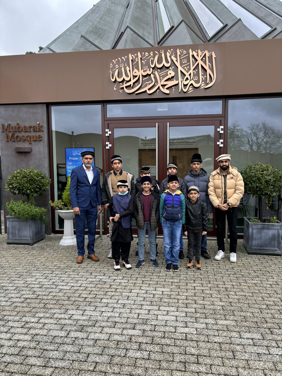 Atfal_B_West's tweet photo. Alhamdolillah 7 Atfal from Birmingham West had the opportunity to read Zuhr and Asr prayer behind Beloved Huzoor (aba) https://t.co/lfeVNFmN2K