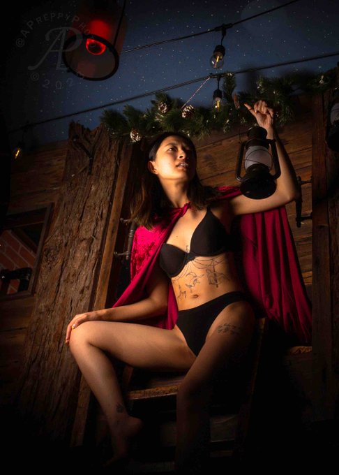 Now that my birthday is over I&rsquo;m counting down the days until Halloween!! https://t.co/GdGBWLXPFC
