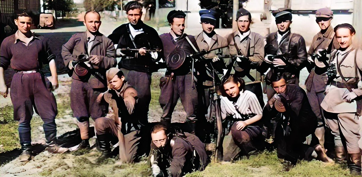 Zog nit keyn mol!

Am 31. Dezember des Jahres 1941 verfasste der litauische Dichter, Partisan:innenführer im Wilnaer Ghetto und spätere Begründer der Gruppe Nakam Abba Kovner einen Aufruf zum Widerstand. Das Flugblatt beginnt mit den Worten: "Lassen wir uns nicht wie die Schafe/1