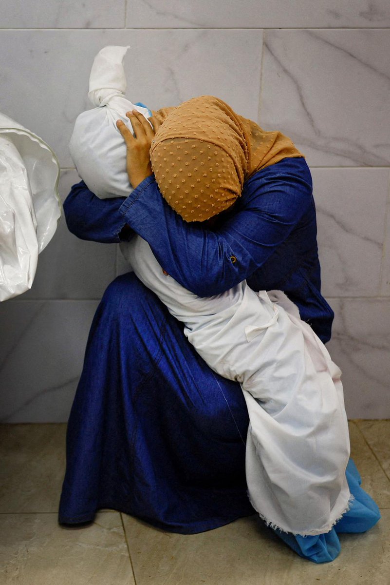 RebecaEscudero2's tweet photo. La mujer palestina Inas Abu Maamar, de 36 años, abraza el cuerpo de su sobrina Saly, de 5, que murió en un ataque israelí, en el hospital Nasser de Khan Younis, en el sur de la Franja de Gaza el 17 de octubre. Mohammed Salem (Reuters). https://t.co/hnXOAzVTuC