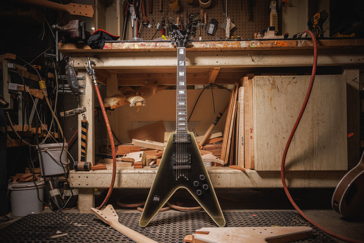 TopGuitarPL's tweet photo. 1/7 🎸 Adam Jones z @Tool🤘🏻 współpracował przez cały 2023 rok z @Epiphone nad unikatowymi gitarami. A do tego, spólnie z @gibsonguitar Custom Shop, stworzył coś wyjątkowego: Adam Jones Flying V Collector’s Edition. Więcej szczegółów? Czytaj dalej!👇 #gitary #muzyka https://t.co/Uk7IxixBIw
