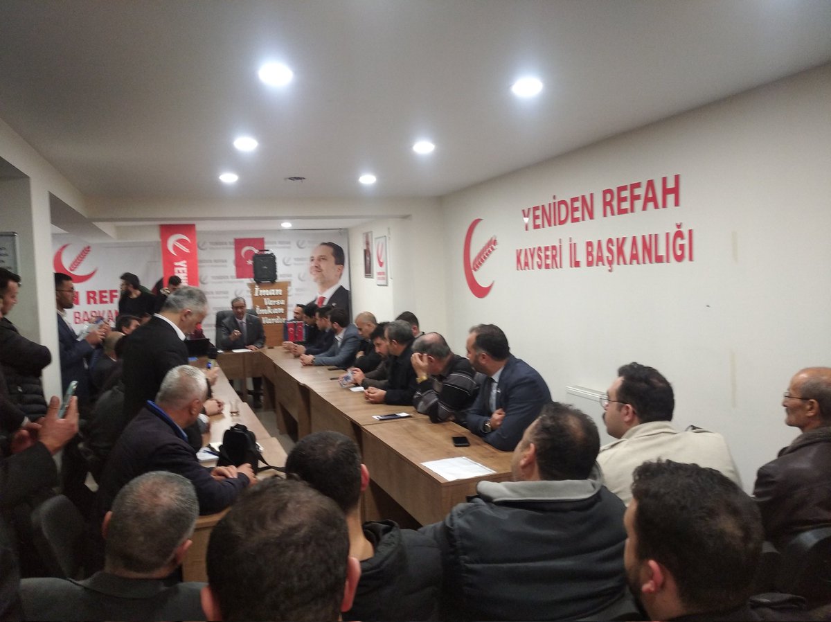 RefahGenc92181's tweet photo. Haftalık olağan toplantımızı ve il divanımızı gerçekleştirdik hayırlara vesile olmasını temenni ediyoruz #YenidenRefahPartisi #gençrefah #FatihErbakan https://t.co/EpeGpohju5