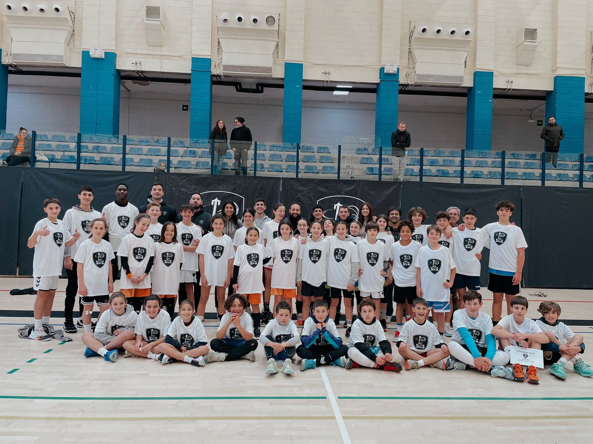 BTorrelodones's tweet photo. 𝗖𝗔𝗠𝗣𝗨𝗦 𝗬 𝗧𝗢𝗥𝗡𝗘𝗢 𝟯𝘅𝟯 🔝🔥

¡Gracias a todos por haber participado y formado parte de la primera edición de 𝗕𝗧 𝗘𝗟𝗜𝗧𝗘 𝟯𝘅𝟯! 

Dentro de poco más y mejor 🏀🖤 

#CarácterTorre | #Torrelodones | #btelite3x3 https://t.co/5cDQ9bry3o
