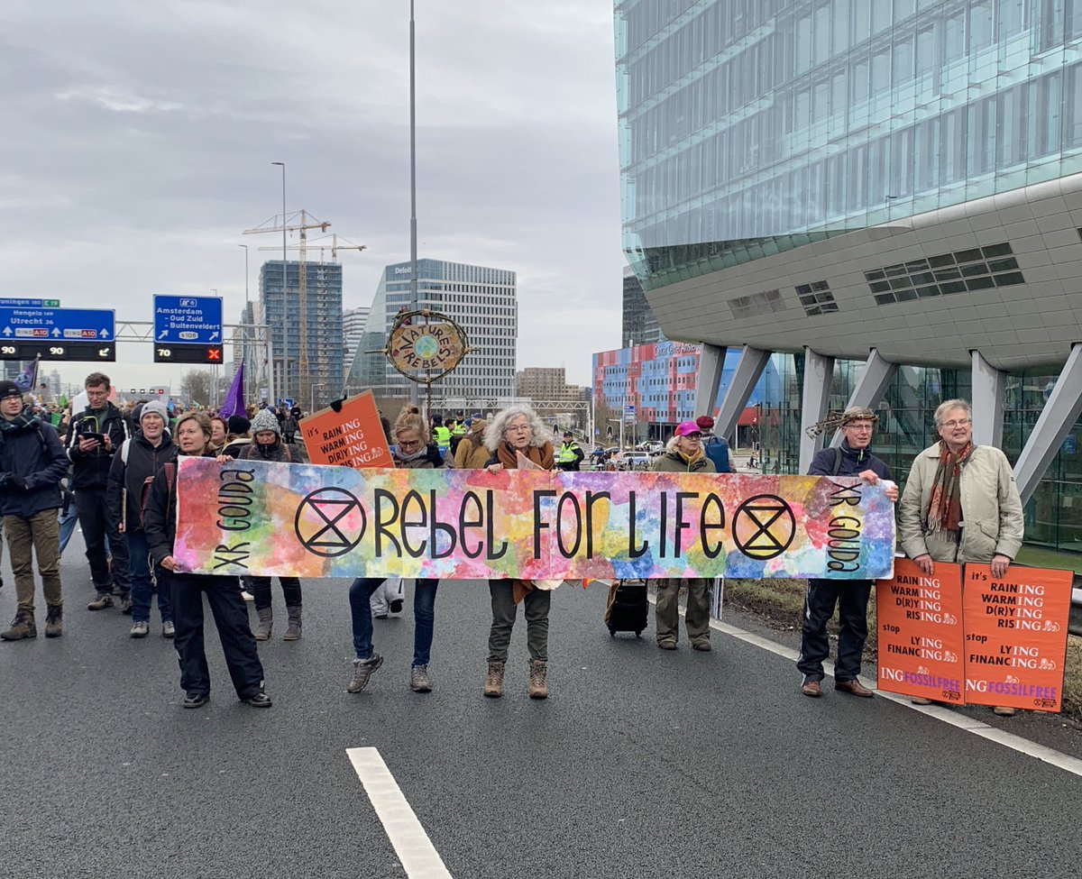 Vandaag óók gezien: voordat we het asfalt opstapten: best veel auto’s die toeterend en met een dikke duim omhoog ons aanmoedigden. 

Kan ook gewoon hè.

#StopFossieleFinanciering #ExtinctionRebellion #A10blokkade