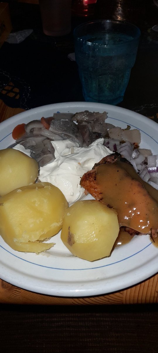 Bulla_Bella's tweet image. #sistajulmaten #sill #stektgravlax #potatis #cremefraiche #rödlök #gravlaxsås