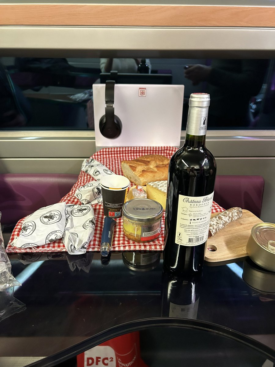 CarolineSPB's tweet photo. Les voisins de trains ils trichent pas. Ils m’ont dit “et encore c’est rien à Rennes y’a un pote qui monte il ramène les huîtres”. https://t.co/g3jZwV6ym9