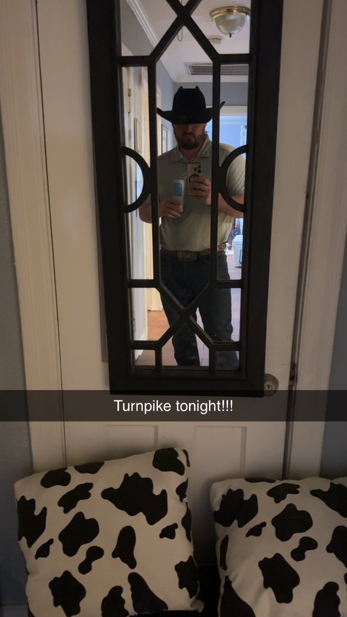 stain77's tweet photo. Tonight’s gona be a wild one!! https://t.co/H4xxQIg5JK