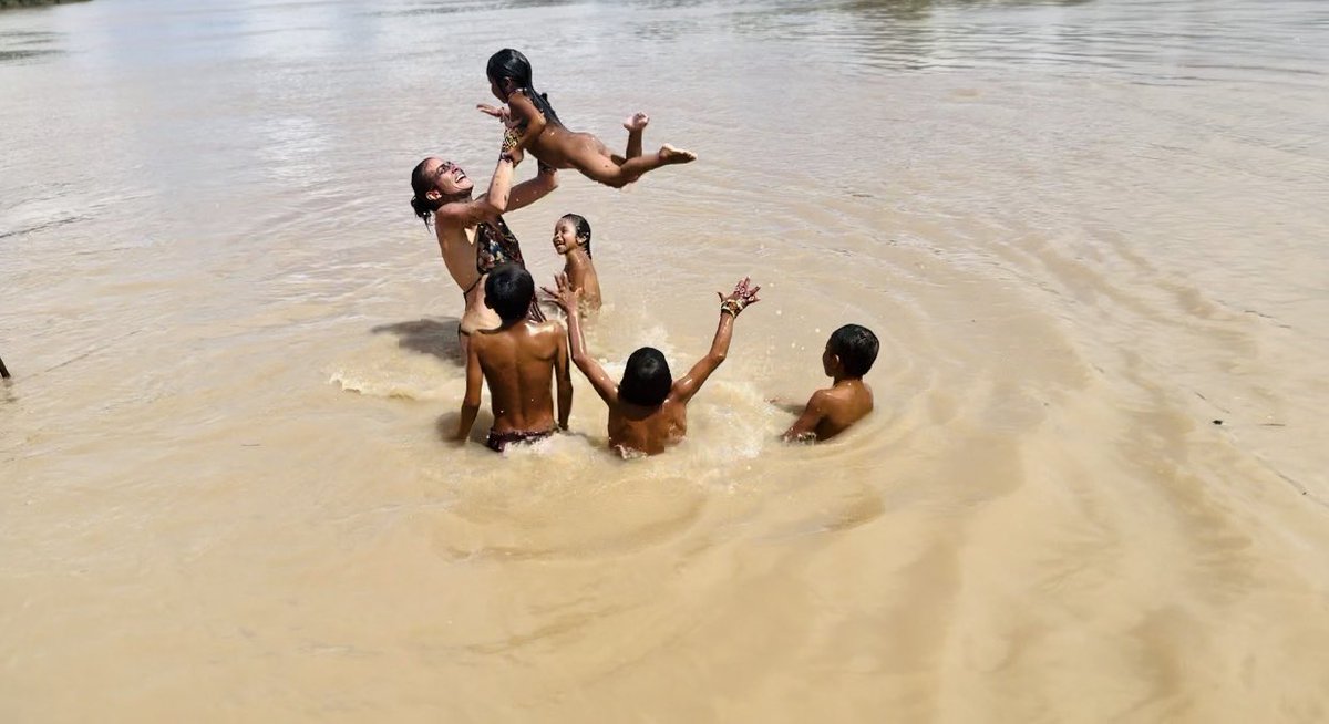 maah_uni_'s tweet photo. Isolated but  conecting Reveillon within the Huni Kuin family of Brazilian Amazônia 🇧🇷

Praying, singing &amp; feeding a closure of cycles toward the personal &amp; collective "Xina Bena" ("the new times" of the indigenous profecias)

🎥 https://t.co/QYBesY04Lg https://t.co/EhB6RxwgnB