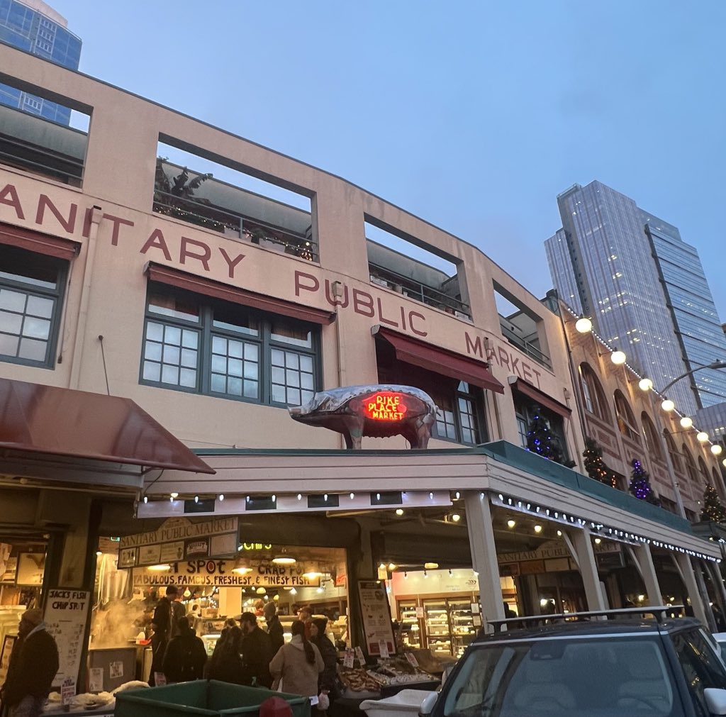 Victorshi2020's tweet photo. Rachel the Pig at Pike Place Market also wishes you a happy rest of 2023 and great start to 2024! https://t.co/Y2fu5t0VOb
