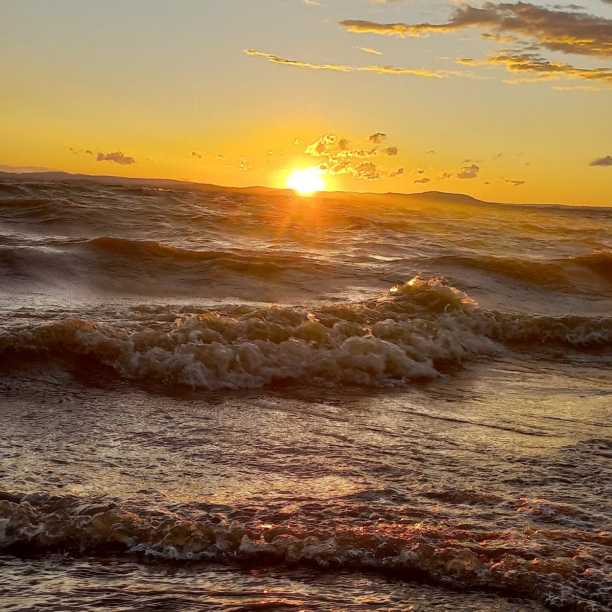 Guia_Sharon's tweet photo. Porto Alegre e seu belíssimo pôr do sol no Guaiba.
.
.
#vidadeguia https://t.co/mbtfbJbrs6
