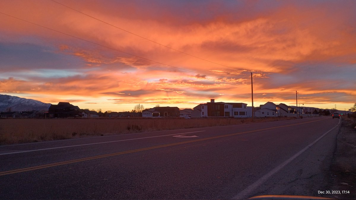 KuernoDeChivo's tweet image. Dropping off my kiddos, had to pull over in a random hood in #Mapleton #Utah to snap a pic.