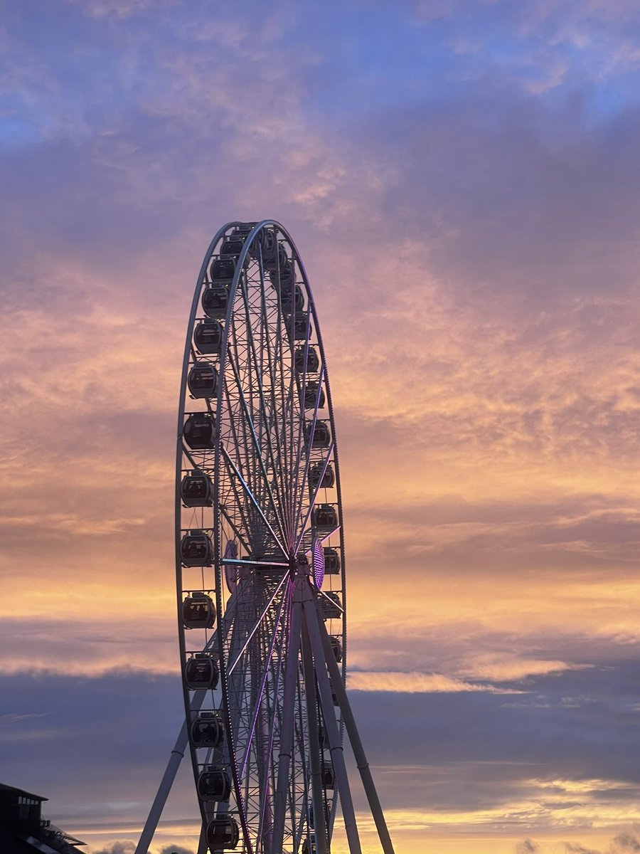 Beautiful clearing for #sunset tonight in #Seattle at the Great Wheel! December has surely gifted us some amazing skies this month leading into 2024! 

#wawx @NWSSeattle #SeattleWX