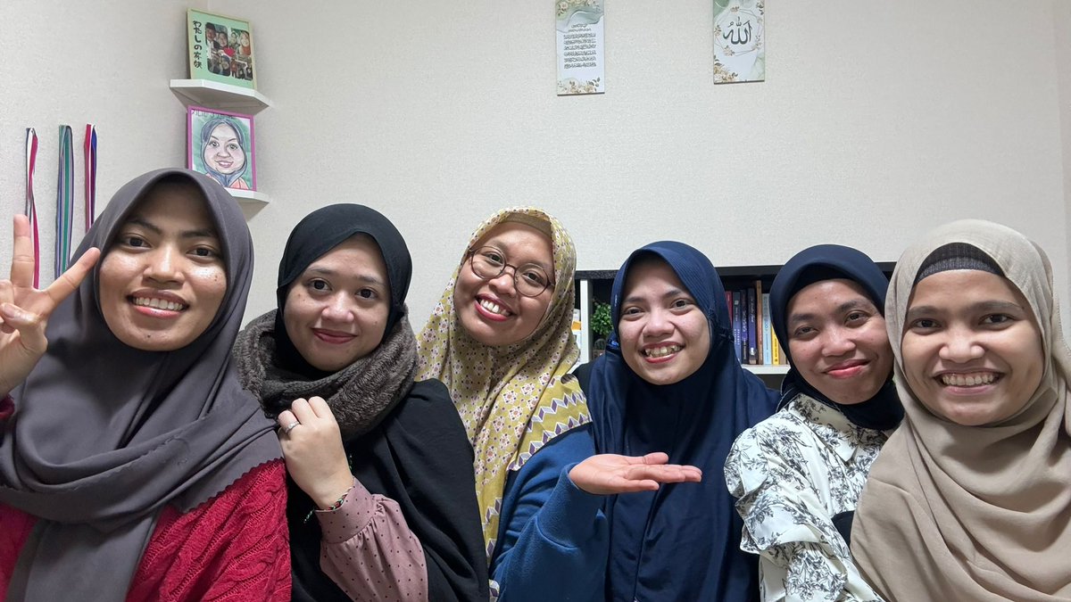 ichigoichiga's tweet photo. Assalamu'alaykum
Naak, ini foto ibu bersama teman teman.
Esok thn 2024, dibulan lahirnya, ibu sudah menginjak usia yg tidak muda.
Alhamdulillah, ibu senang dengan keadaan saat ini, andung, atuk, dan pak wo kalian sehat, diberikan teman2 yg baik, diberikan pekerjaan yg baik,

cont https://t.co/sftQY8IrDy