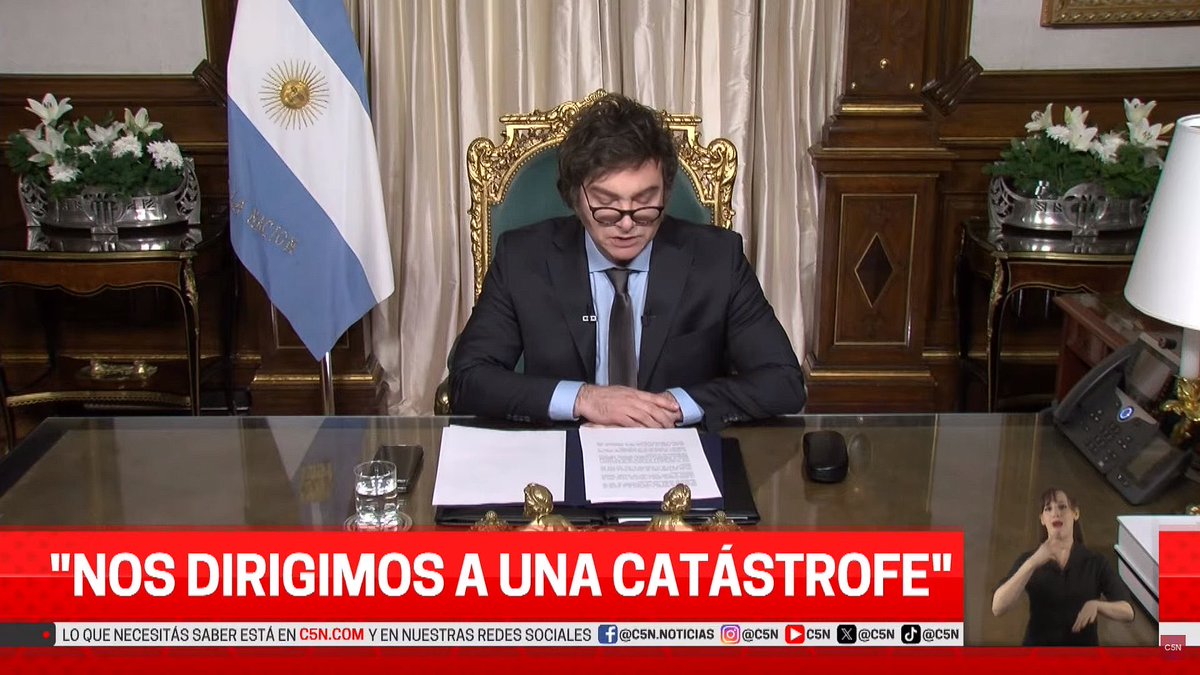 Pero se va de joda a Mardel a ver a la jermu, sube al escenario hace una escena patética, pero el loco te dice que nos dirigimos a una catástrofe y que tenemos que hacer un ESFUERZO. 
No se te ríe, se te re contra caga de risa.