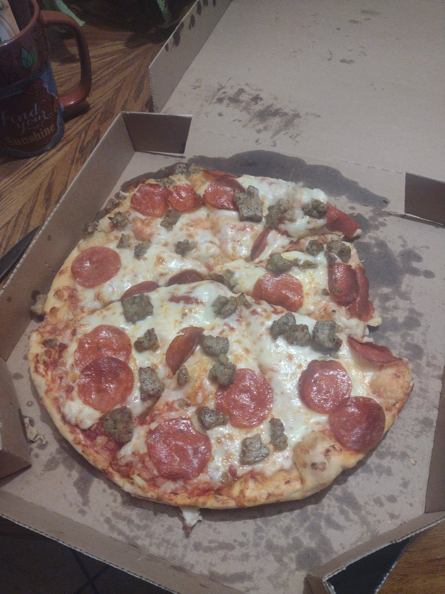 writtenblair's tweet photo. @dominos let's do better. 
Some pizza didn't have any crust.  Small slices vs bigger slices..
Yummy pizza. It's my fav.. https://t.co/2i2EauSkdn