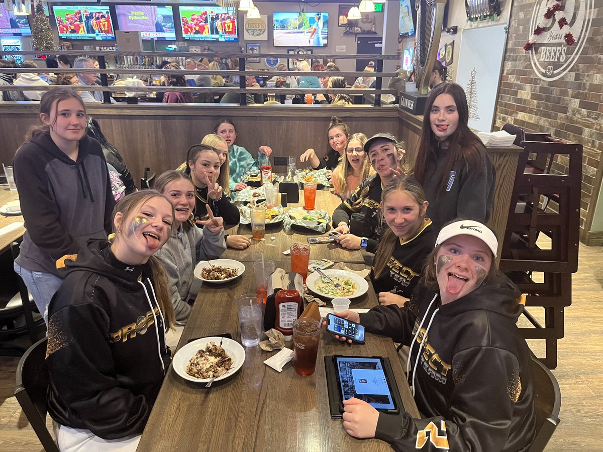 AnaliseFrancois's tweet photo. Prep Stripes Team Dinner 
#GameDayUSA🥎 #GoldenTicket #PROSPECTTeam #BestOfTheBest #SoftballFest #HappyNewYear #gamedayusasb https://t.co/k0DcbDWea4