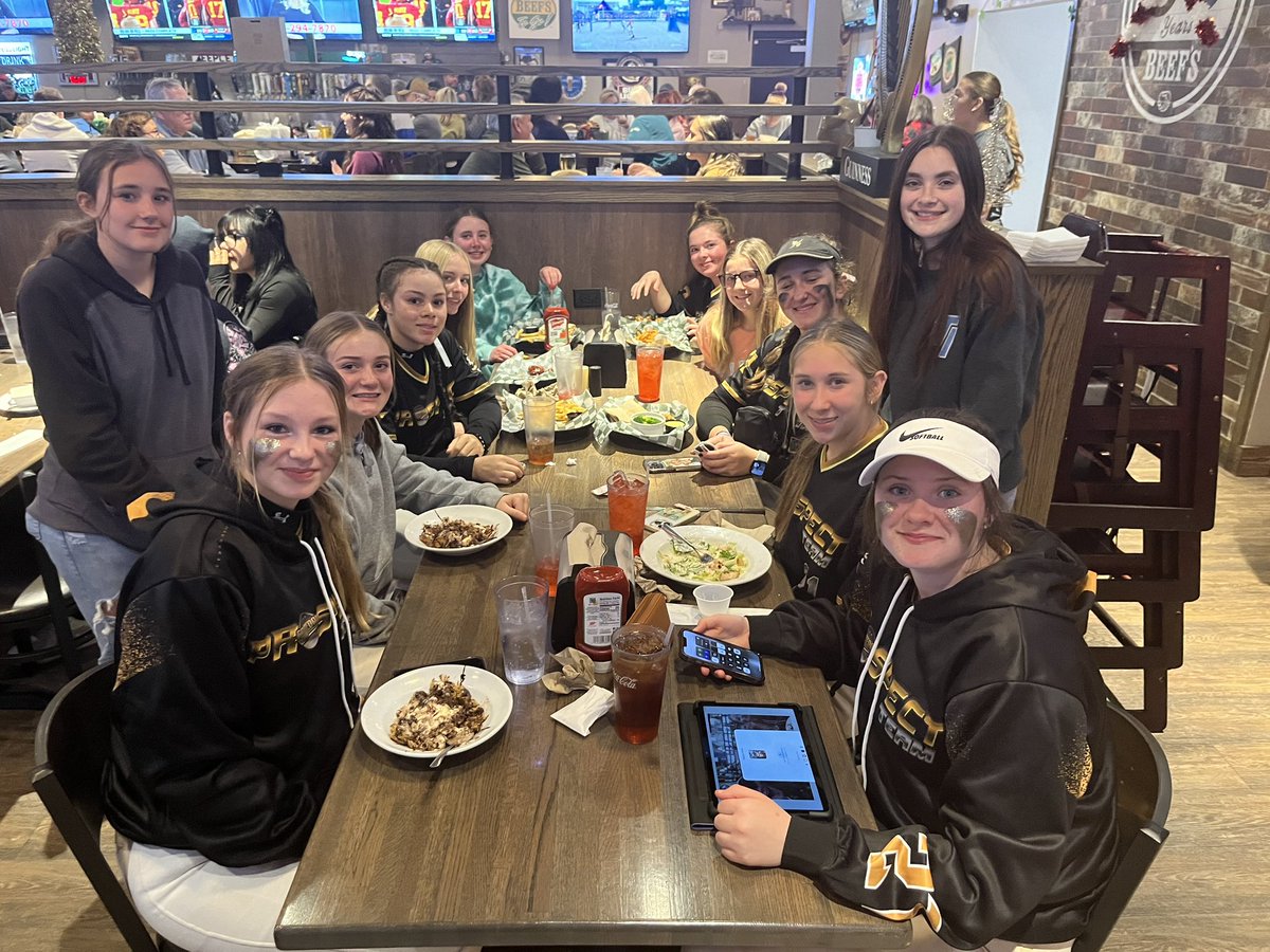 AnaliseFrancois's tweet photo. Prep Stripes Team Dinner 
#GameDayUSA🥎 #GoldenTicket #PROSPECTTeam #BestOfTheBest #SoftballFest #HappyNewYear #gamedayusasb https://t.co/k0DcbDWea4