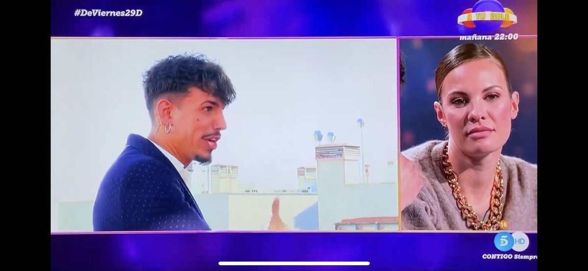 dramabananna's tweet image. Jessica no sabe dónde meterse. A ver cómo les explica a sus hijos que el Pollatingo de Triana que eructa a la cámara y le hace 1 calvo, se muda a vivir con ellos #DeViernes29D #GHVIP30D  #DeViernes