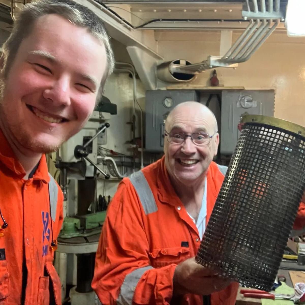 Nee, Nee, Nee !!!! 
Dit is niet de korf om aan boord van de <a href="/elbe1959/">Zeesleper Elbe</a>  oliebollen te bakken. Het is een filtertje van de smeerolie van de koppelingen die Lars en ik schoon gemaakt hebben.