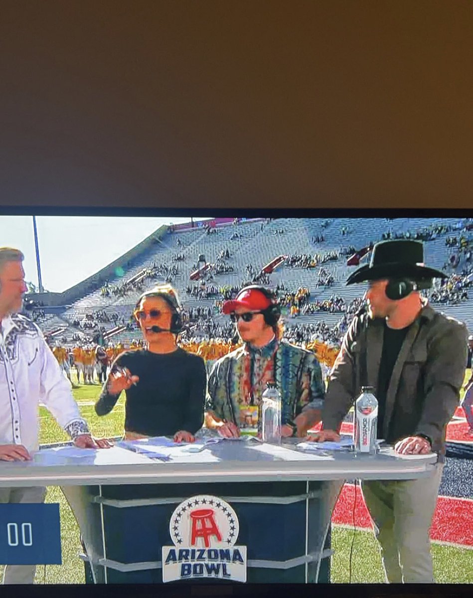 ILikeTaySwift's tweet photo. @PFTCommenter Little. You. Small https://t.co/qr8dx4YULC