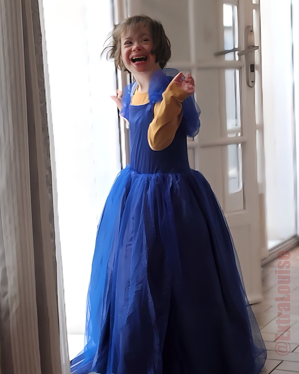 Je suis une princesse comme tout le monde 😎
Ma 1er robe comme sur mes poupées ❤️